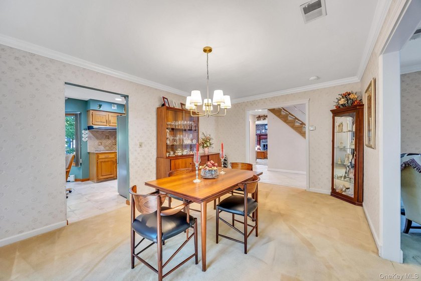Beautiful Brookfield Colonial in Charter Oaks, 4 bedrooms, 2.5 - photo 10