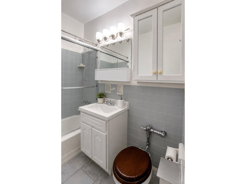 Welcome to 180 Van Cortlandt Park South This move-in ready - photo 8