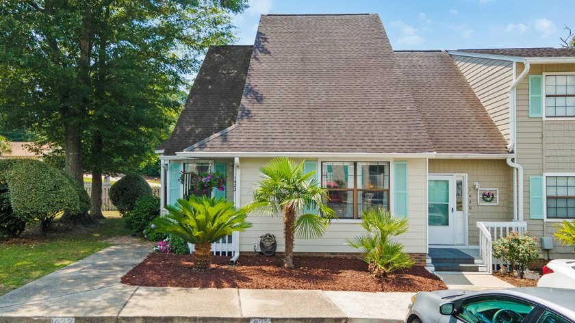 Amazing 2BR/2.5BA end-unit townhome located in the heart of - photo 2