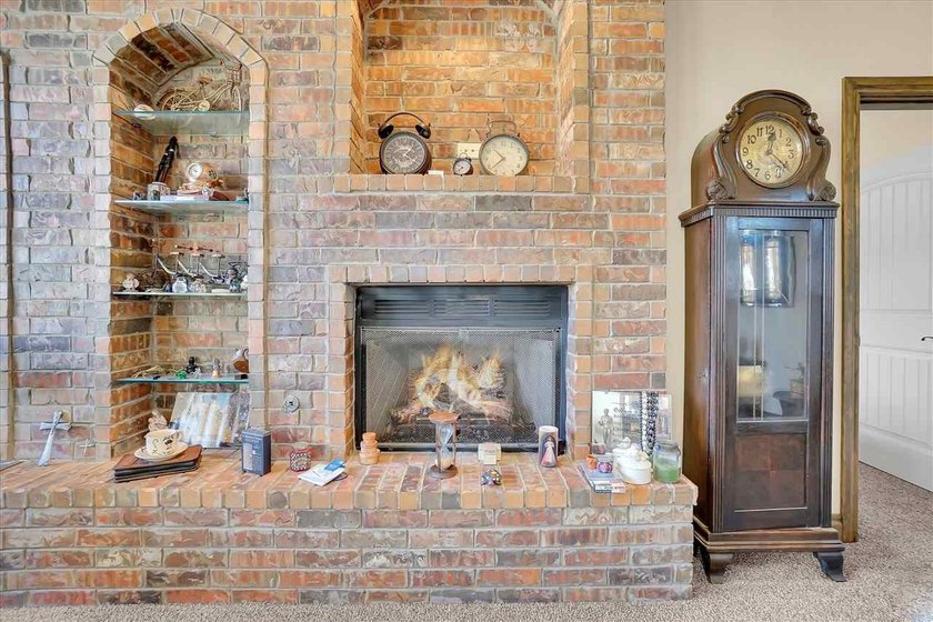 Absolutely beautiful custom built one owner home in great - photo 12