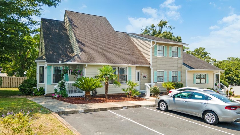 Amazing 2BR/2.5BA end-unit townhome located in the heart of - photo 3