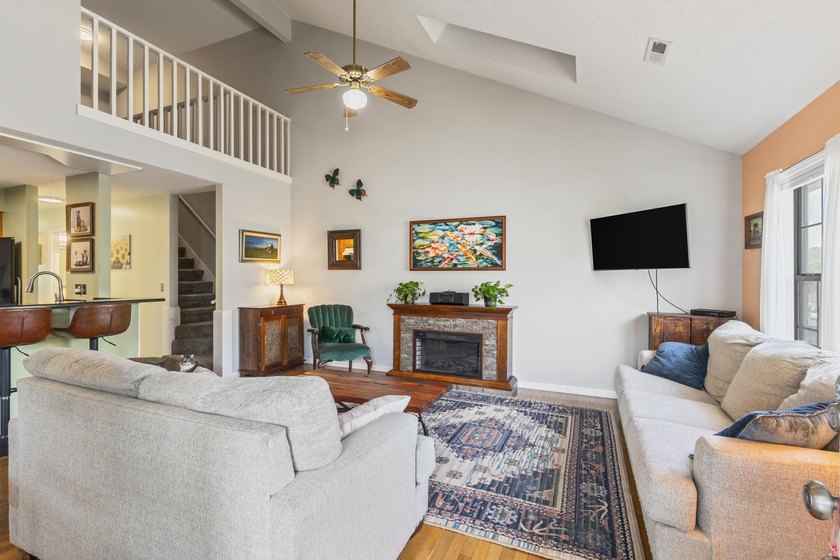 Amazing 2BR/2.5BA end-unit townhome located in the heart of - photo 9