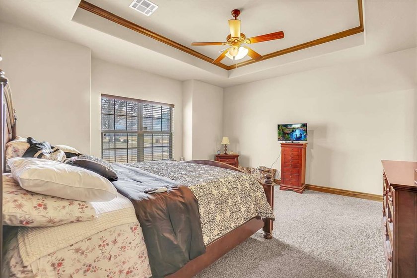 Absolutely beautiful custom built one owner home in great - photo 19