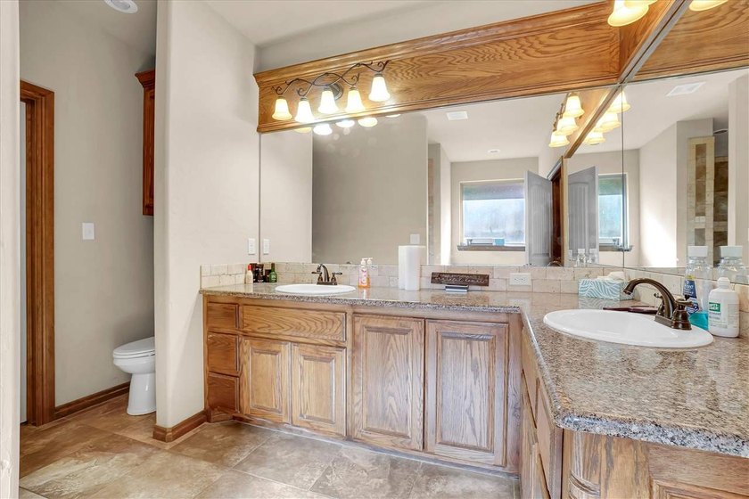 Absolutely beautiful custom built one owner home in great - photo 21