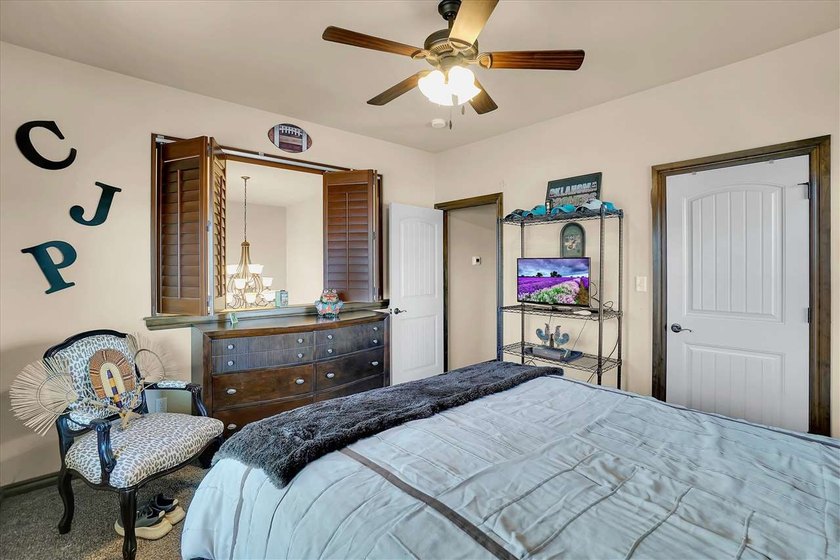 Absolutely beautiful custom built one owner home in great - photo 25