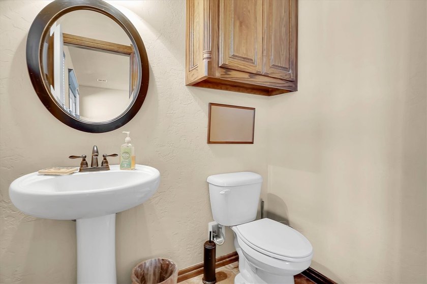 Absolutely beautiful custom built one owner home in great - photo 33