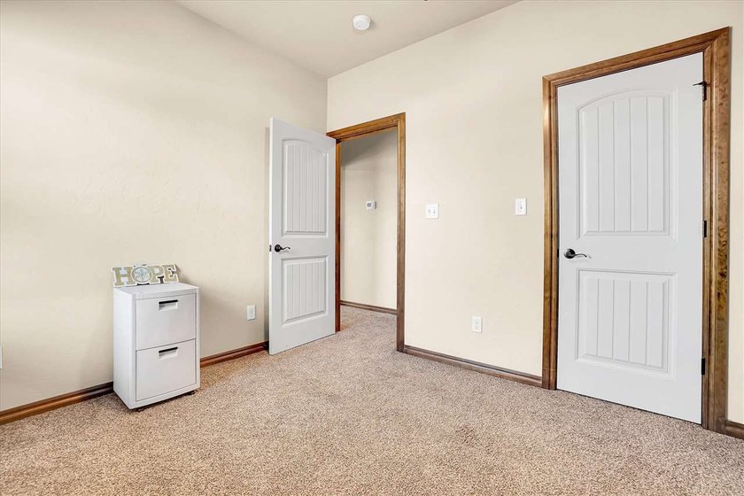 Absolutely beautiful custom built one owner home in great - photo 34