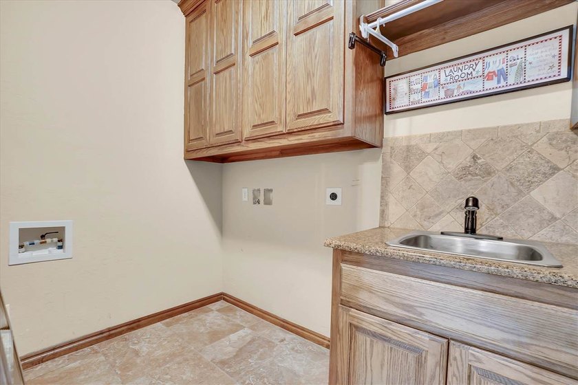 Absolutely beautiful custom built one owner home in great - photo 36