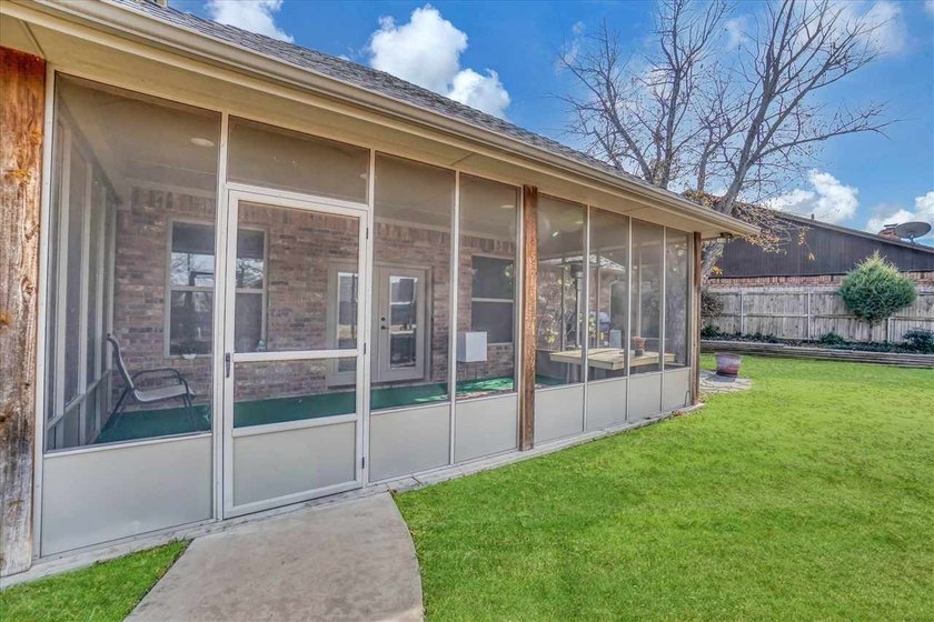 Absolutely beautiful custom built one owner home in great - photo 40
