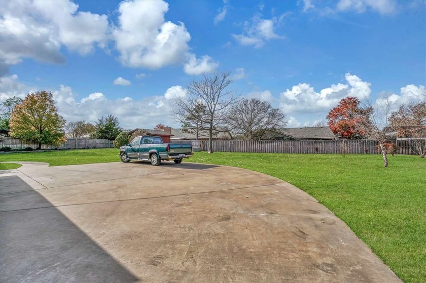 Absolutely beautiful custom built one owner home in great - photo 44
