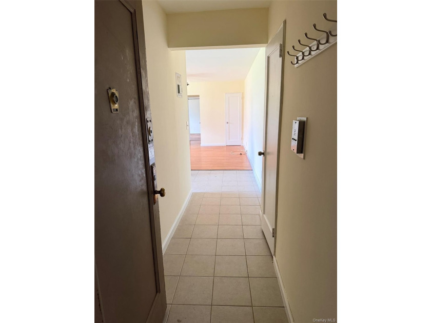 ** CASH OFFERS ONLY ** This SPACIOUS 1 bedroom unit has an - photo 3