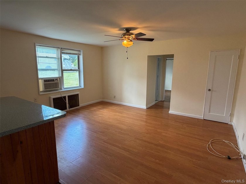 ** CASH OFFERS ONLY ** This SPACIOUS 1 bedroom unit has an - photo 4