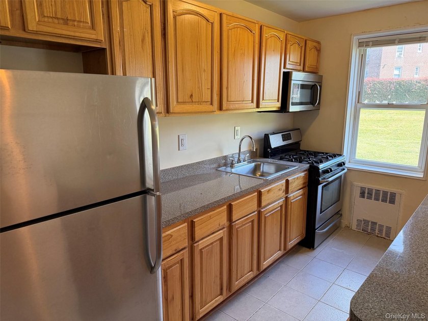 ** CASH OFFERS ONLY ** This SPACIOUS 1 bedroom unit has an - photo 7