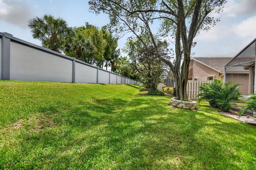 Welcome to this beautifully updated 3-bedroom, 2-bathroom home - photo 44