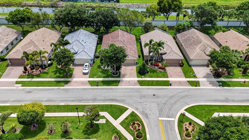 Welcome to this beautifully updated 3-bedroom, 2-bathroom home - photo 48