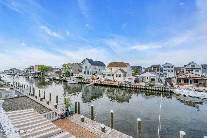 LUXURIOUS WATERFRONT LIVING on the lagoon! This stunning 3 - photo 3