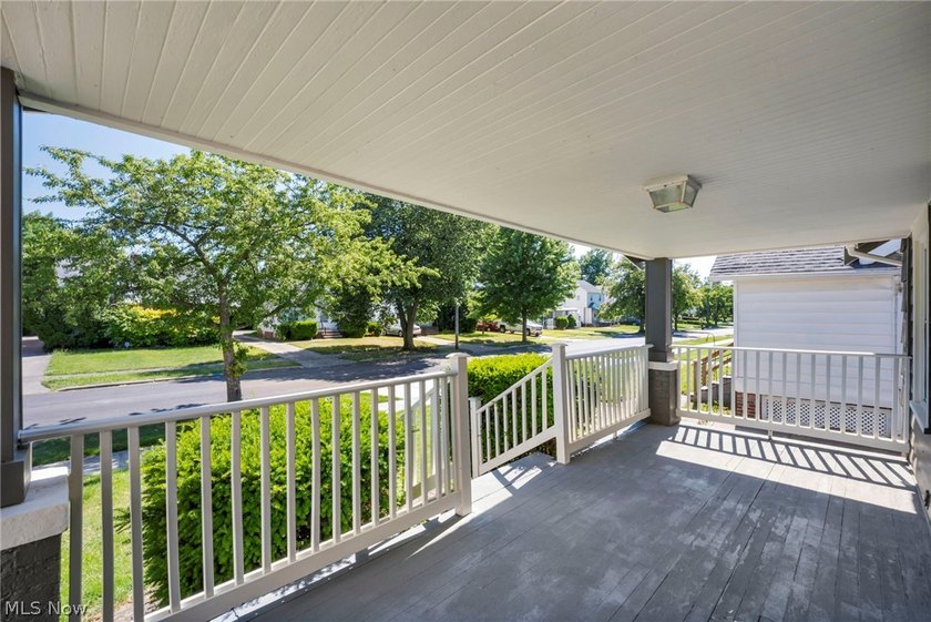 Welcome home to this charming and beautifully updated three - photo 4