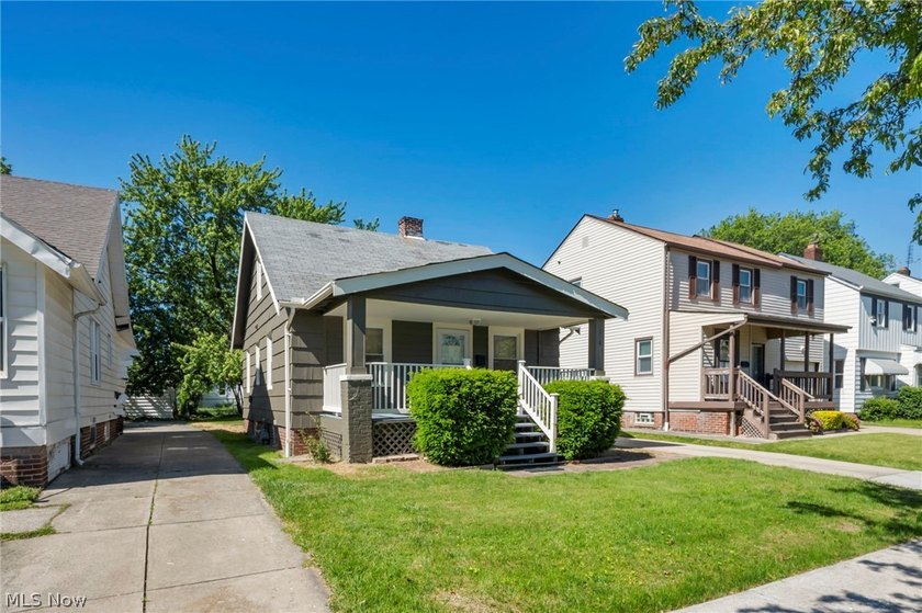 Welcome home to this charming and beautifully updated three - photo 6