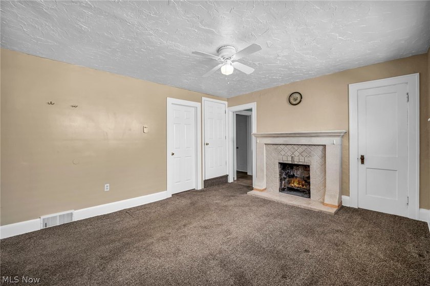 Welcome home to this charming and beautifully updated three - photo 8