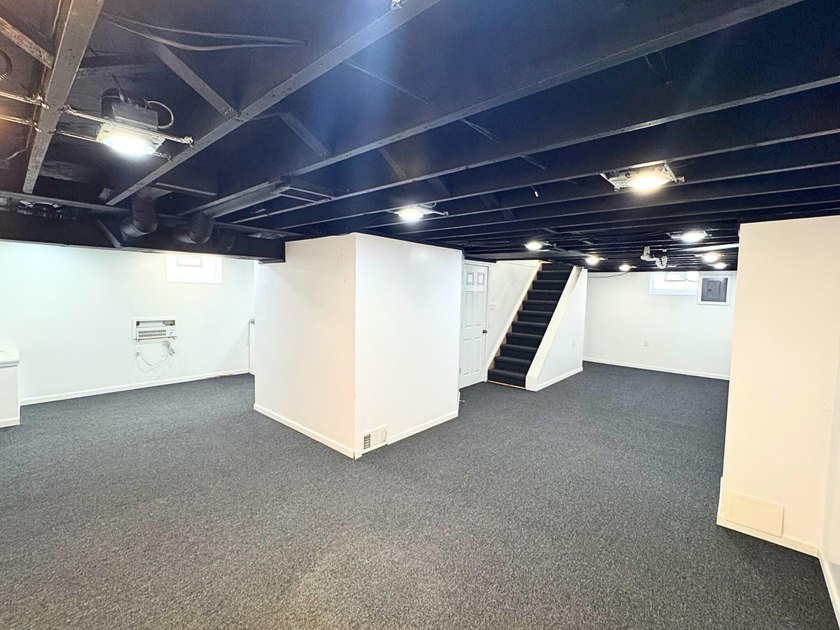 Just start drafting that offer right now! Blocks away from the - photo 16