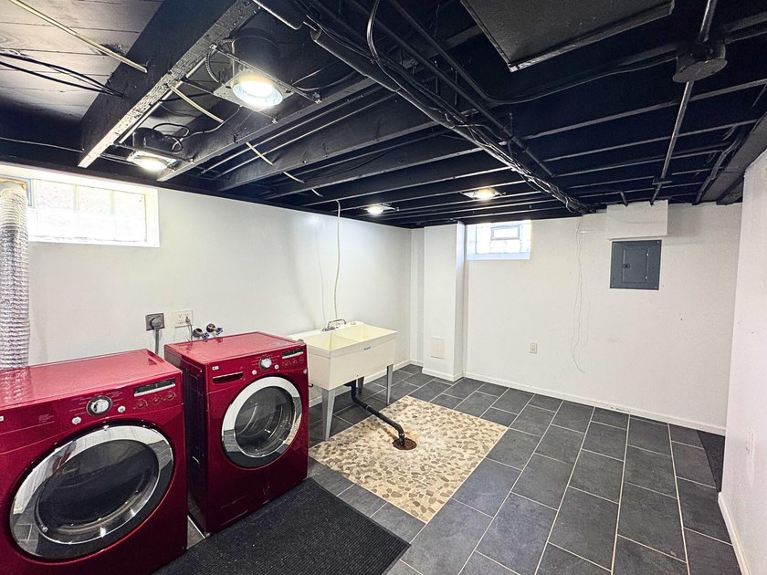 Just start drafting that offer right now! Blocks away from the - photo 17
