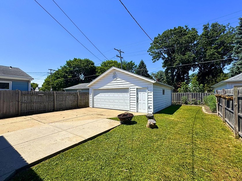 Just start drafting that offer right now! Blocks away from the - photo 18