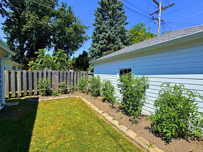 Just start drafting that offer right now! Blocks away from the - photo 19