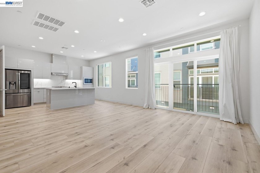 Modern 2019-built townhouse offering 2 bedrooms, 2.5 bathrooms - photo 15