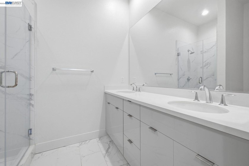 Modern 2019-built townhouse offering 2 bedrooms, 2.5 bathrooms - photo 24