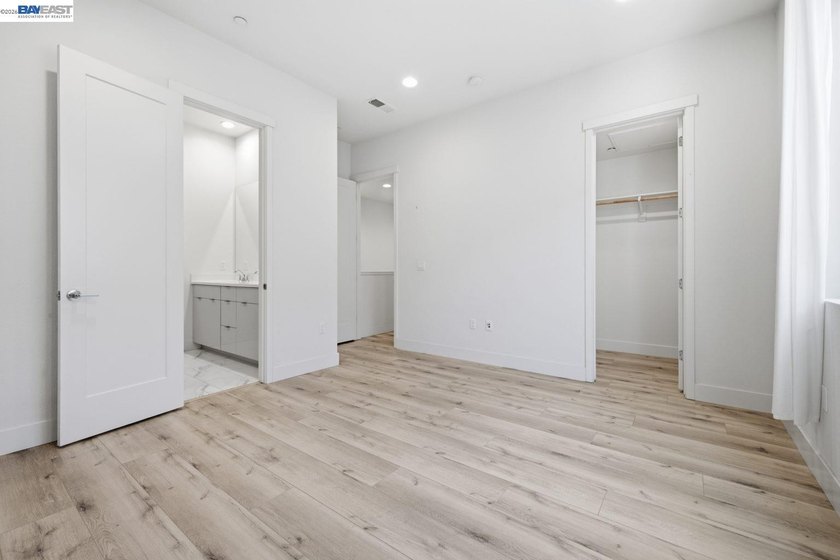 Modern 2019-built townhouse offering 2 bedrooms, 2.5 bathrooms - photo 32
