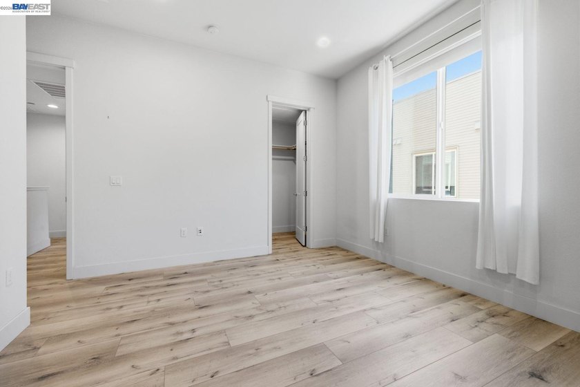 Modern 2019-built townhouse offering 2 bedrooms, 2.5 bathrooms - photo 33
