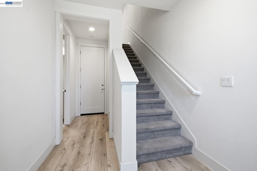 Modern 2019-built townhouse offering 2 bedrooms, 2.5 bathrooms - photo 34