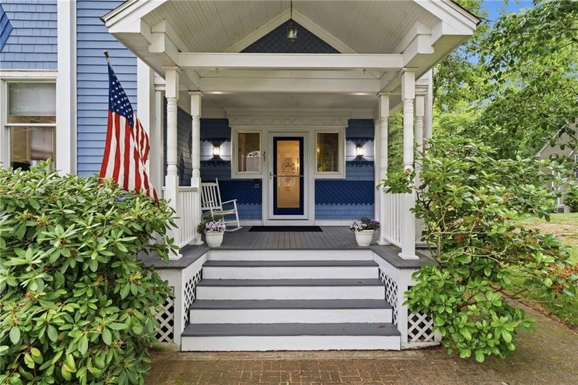 BEAUTIFUL CUSTOM BUILT HOME ON A CUL-DE-SAC WITH 1.6 ACRES OF - photo 3