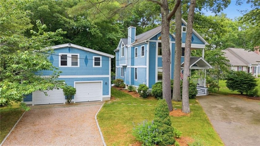 BEAUTIFUL CUSTOM BUILT HOME ON A CUL-DE-SAC WITH 1.6 ACRES OF - photo 4