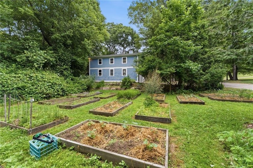 BEAUTIFUL CUSTOM BUILT HOME ON A CUL-DE-SAC WITH 1.6 ACRES OF - photo 9