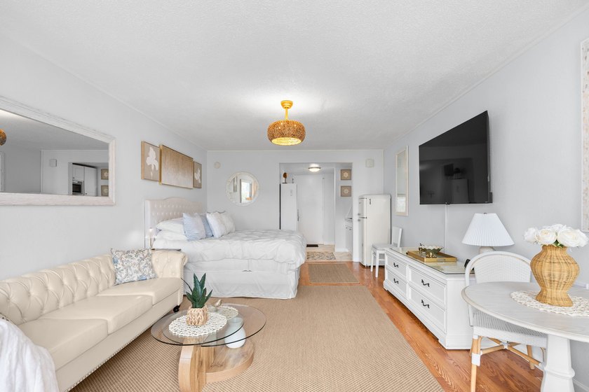 Rare top floor unit at St. John's Inn, perfectly positioned just - photo 4