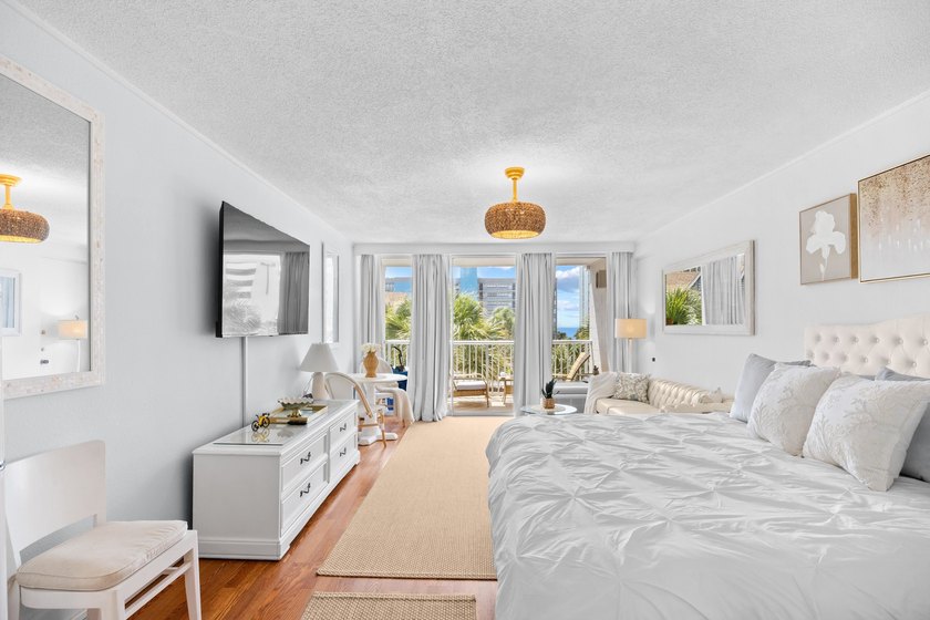 Rare top floor unit at St. John's Inn, perfectly positioned just - photo 7