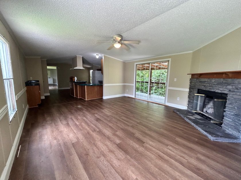 Conveniently located near Lake Cumberland, this 3-bedroom - photo 2