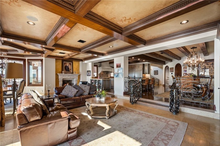 Set directly on the sand, this extraordinary Long Beach - photo 21