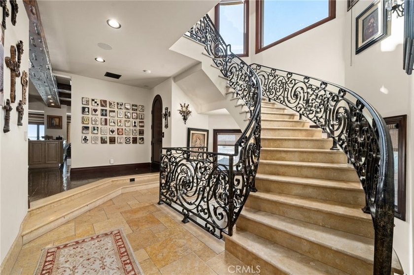 Set directly on the sand, this extraordinary Long Beach - photo 33