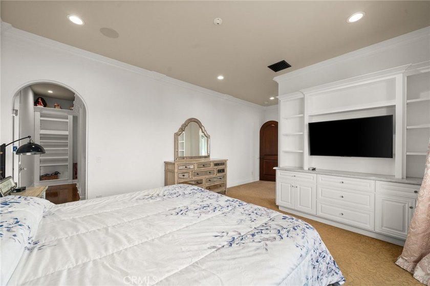 Set directly on the sand, this extraordinary Long Beach - photo 35