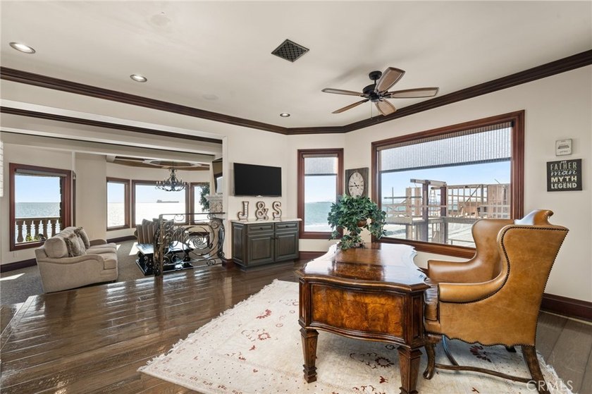 Set directly on the sand, this extraordinary Long Beach - photo 39