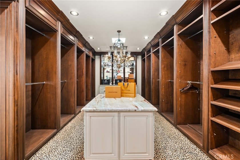 Set directly on the sand, this extraordinary Long Beach - photo 46