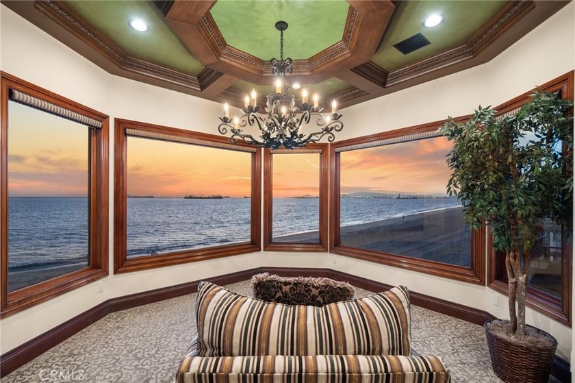 Set directly on the sand, this extraordinary Long Beach - photo 55