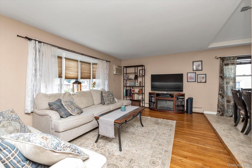 Oceanside - This charming high-ranch home sits on a quiet - photo 3