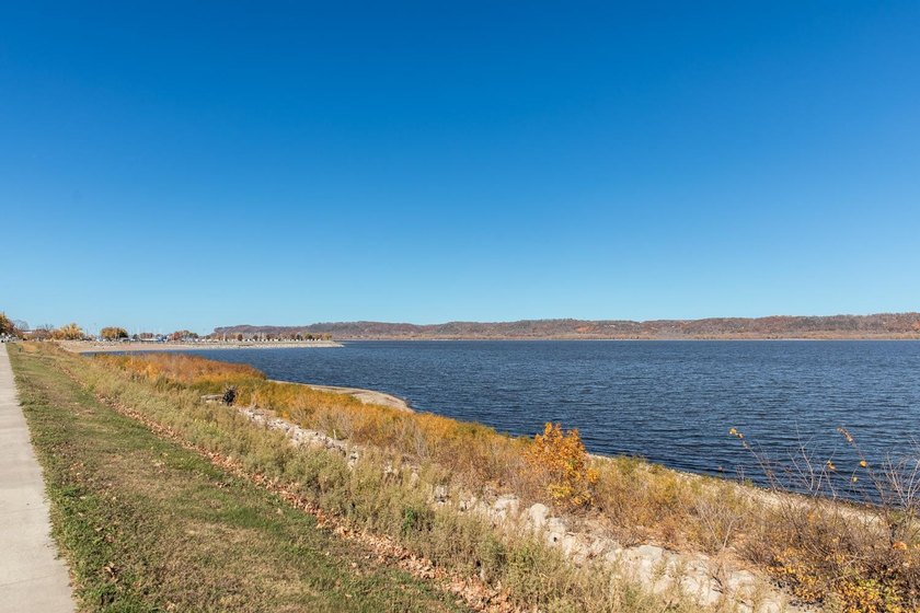 Make this fabulous lake-view condo yours today! Top floor - photo 2
