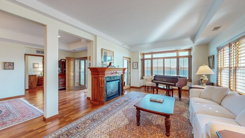 Make this fabulous lake-view condo yours today! Top floor - photo 6
