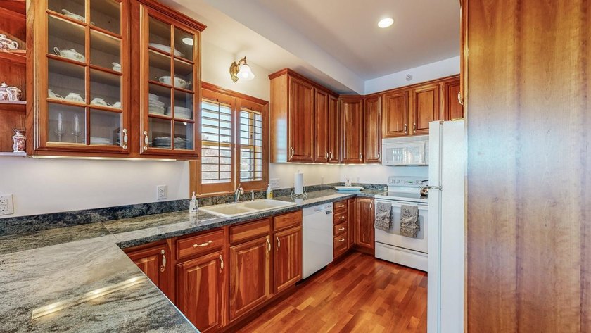 Make this fabulous lake-view condo yours today! Top floor - photo 8