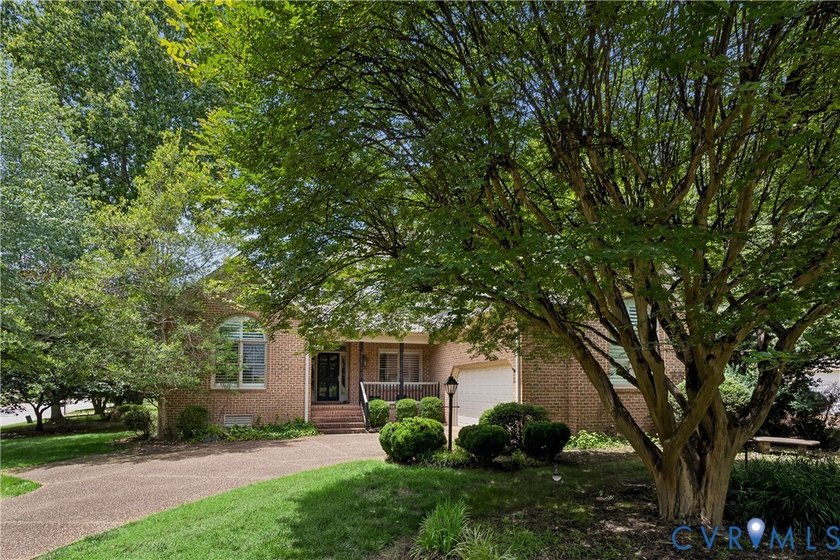 This stunning Joel Sheperd classic home offers a highly - photo 3