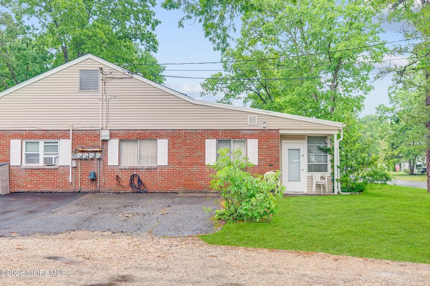This charming one-bedroom, one-bath residence offers a spacious - photo 4